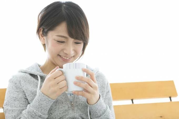 飲み物を持つ女性