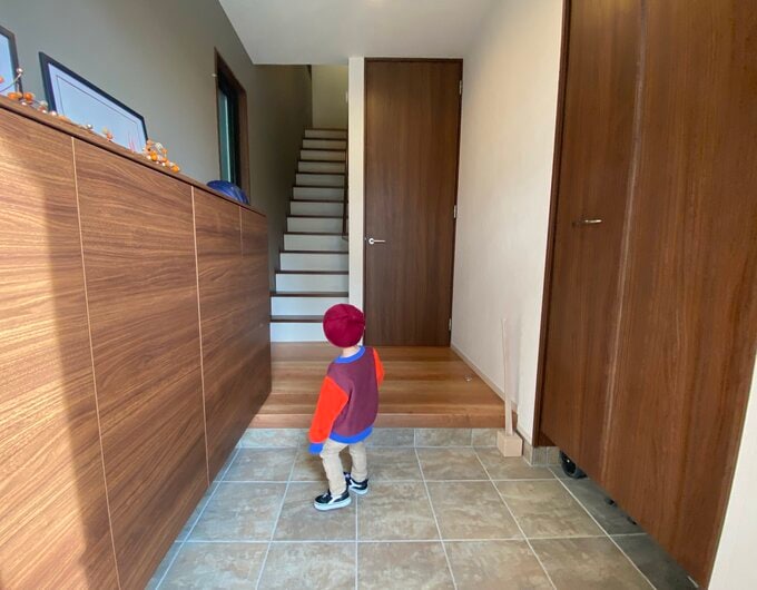 二世帯住宅の玄関ホールと子ども