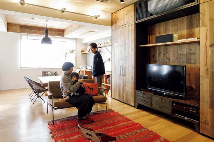 板張りがラフなイメージの壁面収納