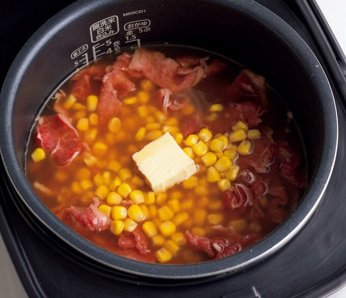 炊飯器の釜に入った具材の写真