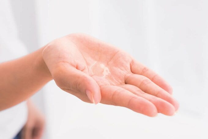 手のひらに透明ローション