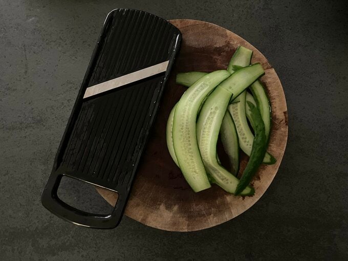 ピーラーでキュウリを切る