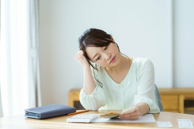 家計簿をつける女性