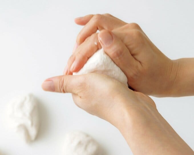 米粉パンのタネを手でまとめる様子