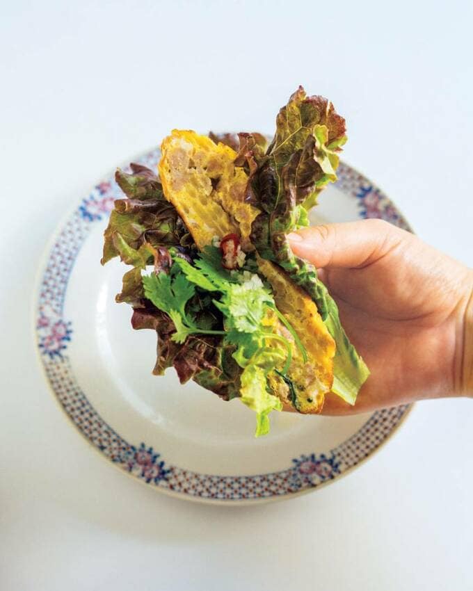 オムレツをレタスで包む