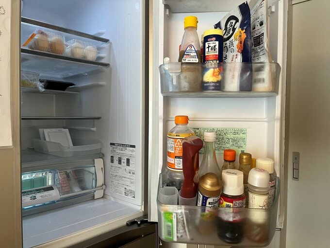 食卓で使う調味料は、家族が取りやすい下段のポケットへ