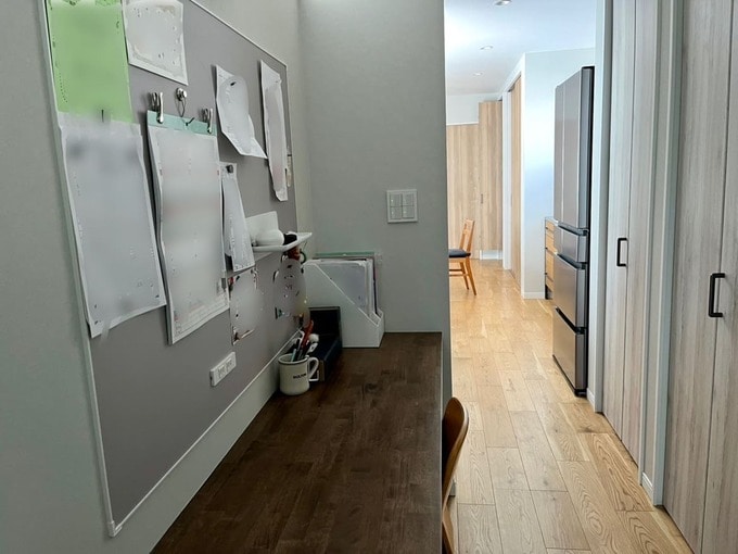 家事室からキッチンを見る