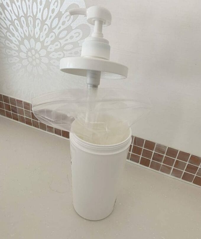 つめ替え用ボトルの中に入れて