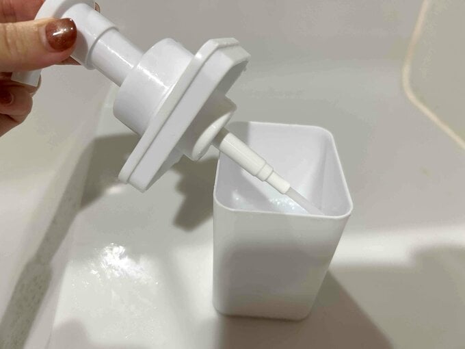 フタを外す様子