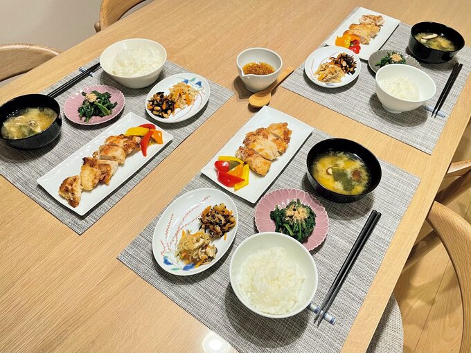 テーブルに並んだ夕食