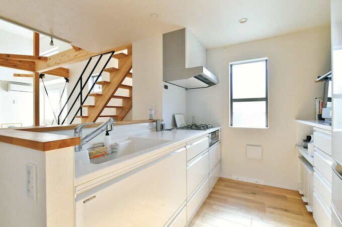 キッチンのワークトップは夫の身長に合わせて高めに設定