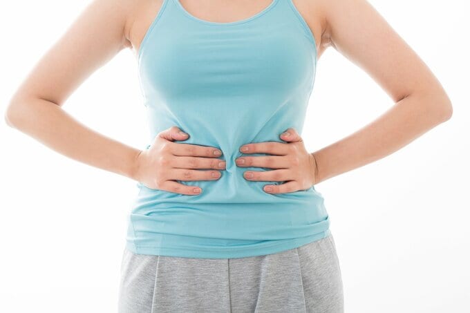 おなかを触る女性