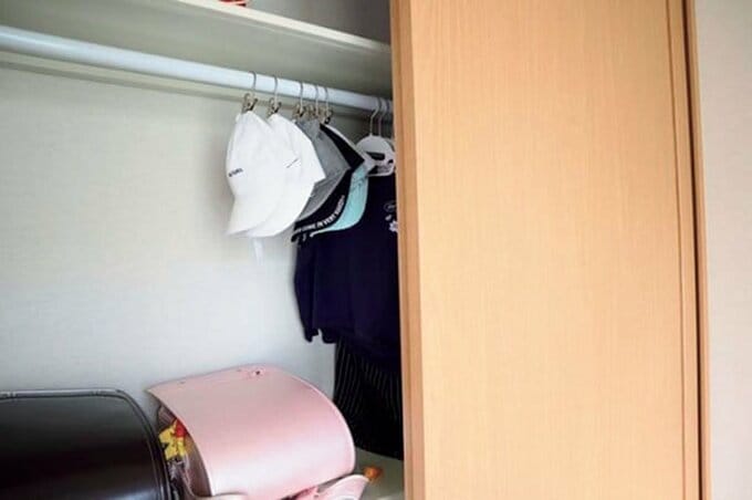 クローゼットにつるしたキャップ