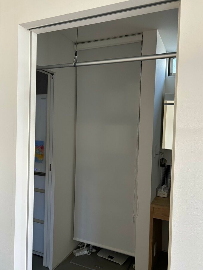 ロールカーテンを下ろして生活感を隠した洗面収納