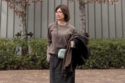 50代、思わず3色買いした「ユニクロのメンズスウェット」コーデ3つ。手抜きに見えないコツも解説