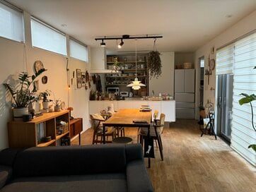 3人家族、ソファは「小さいサイズ」2台がちょうどよかった。部屋が広く見え、ストレスも減