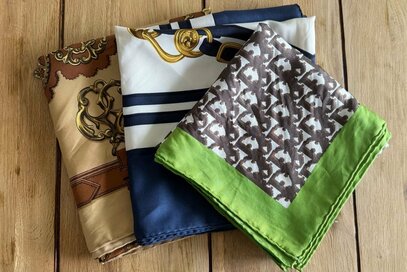 50代60代、家に眠っていた「スカーフ」のすてきな活用術。いつもの服が華やかになる