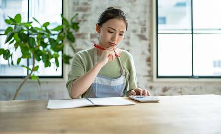 主婦は扶養の範囲内で働く方がおトク？見落としがちなメリットとデメリット