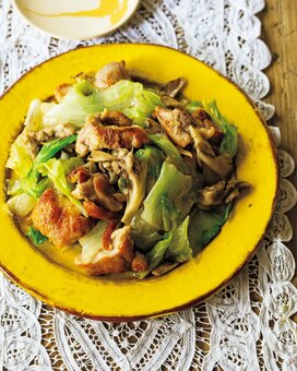 マヨじょうゆ味が香ばしい鶏モモとレタス炒め。調味料2つで味が決まる