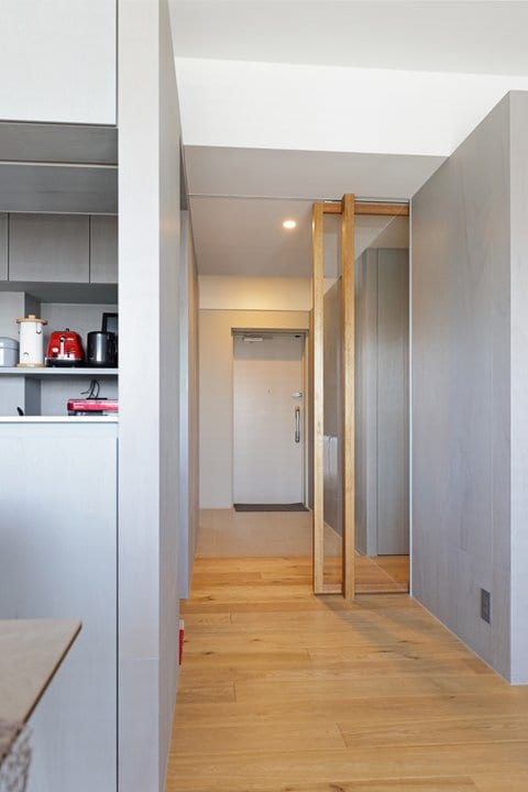 ガラスの引き戸で開放感のある廊下に