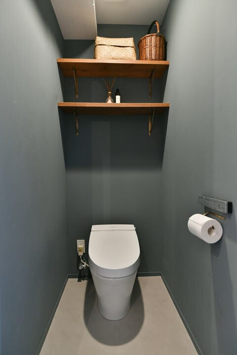 ダークに仕上げたトイレ