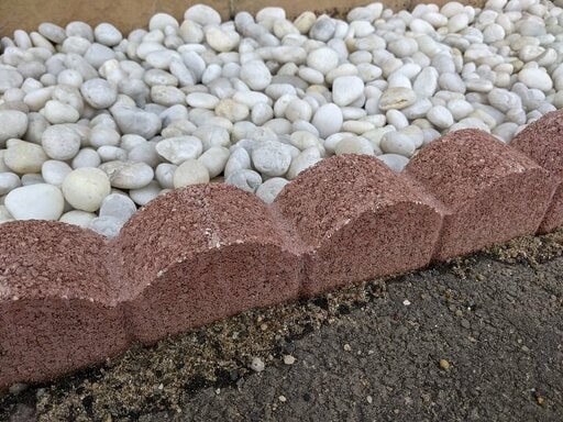 ブロックを地面に半分埋めてつくった花壇