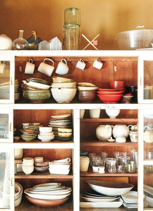 棚に収納された食器
