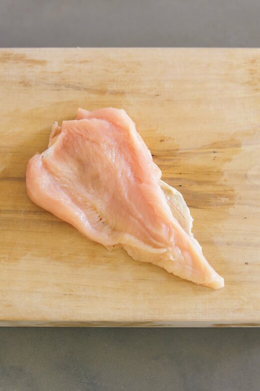 まな板の上に置かれた鶏肉