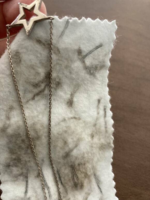 ネックレスをみがく様子