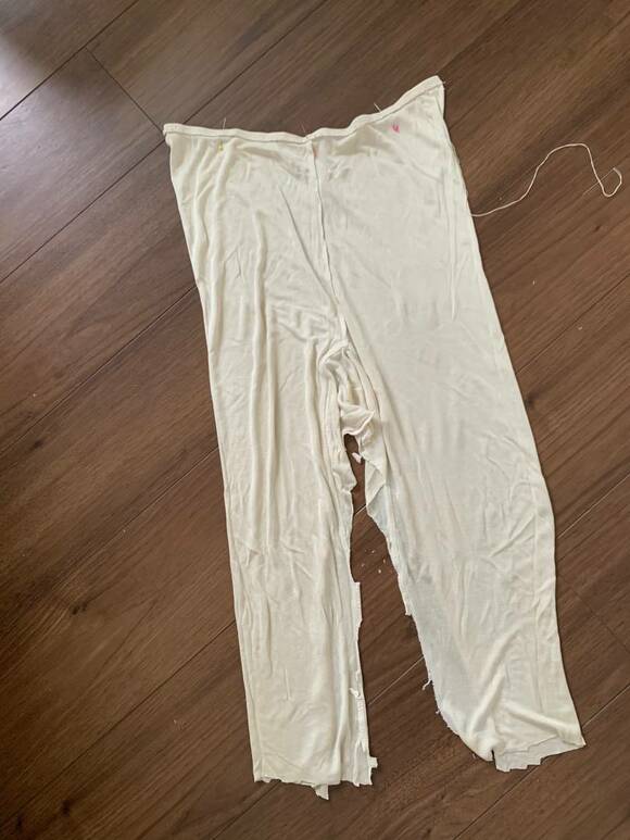 ウエストゴムがゆるんだシルクのレギンス