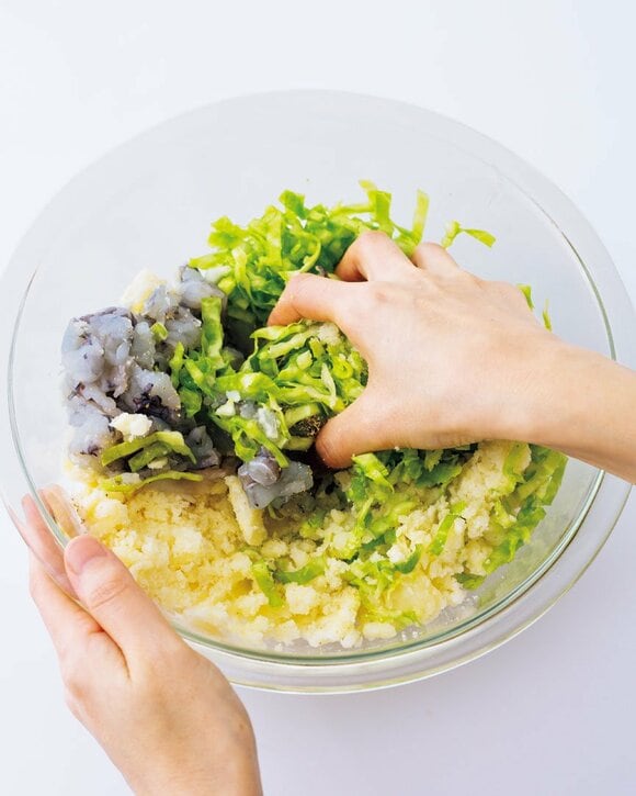 ボウルにエビとキャベツ