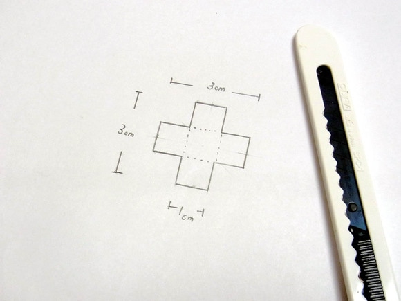 紙にクロス型を下書きし、カッターで切り取ります。
