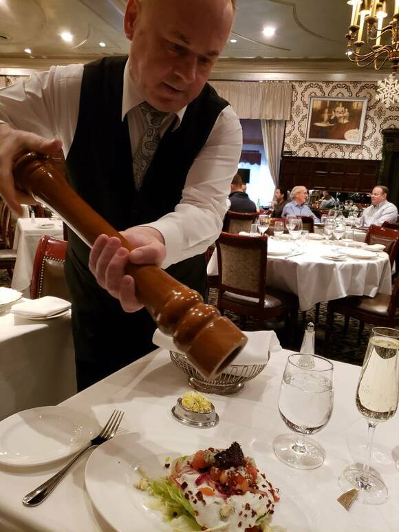 コショウをかける男性