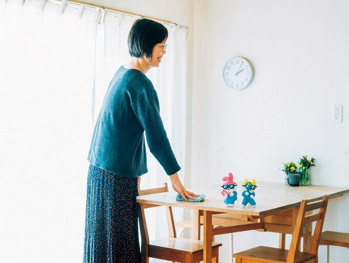 テーブル拭く女性