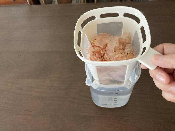 カツオ節があふれないよう、ゆっくり沈めていく