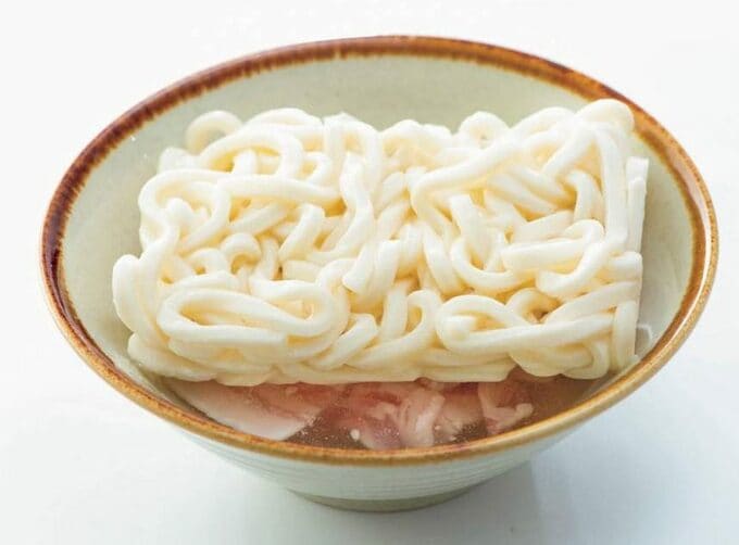 ベーコンの上に冷凍うどん
