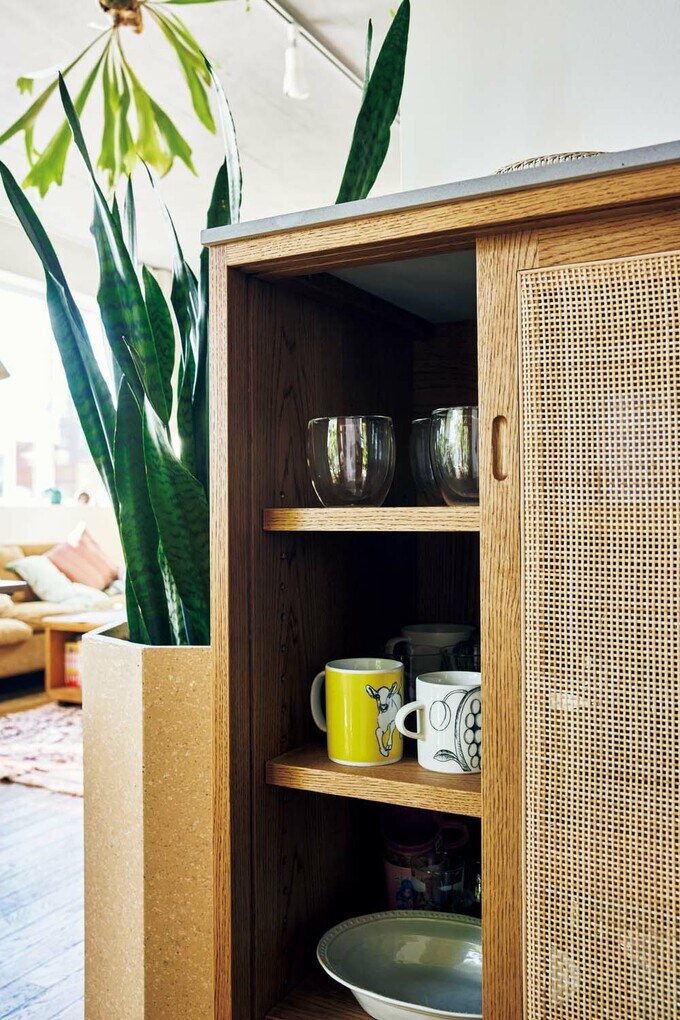 ラタンの食器棚