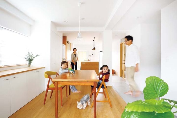 床を無垢材とモルタルで仕上げたダイニング