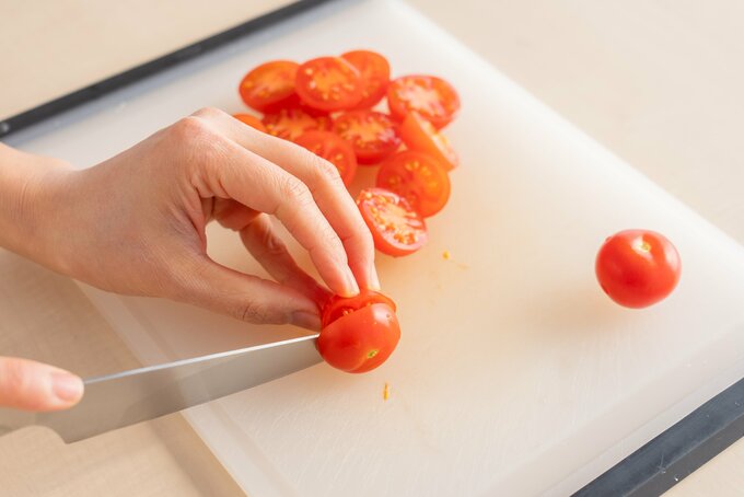 ミニトマトを切る