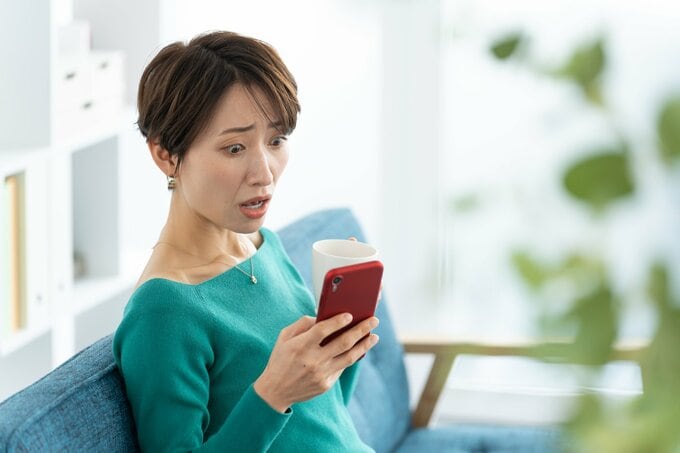 スマホを見る女性