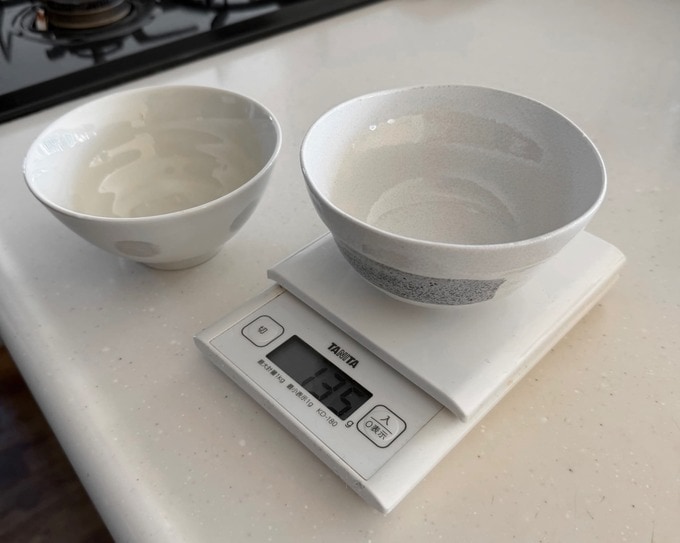 はかりに食器を載せている様子
