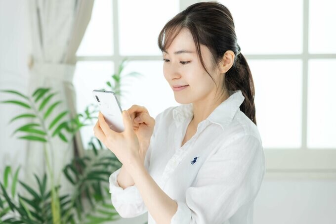 ネット注文をする女性