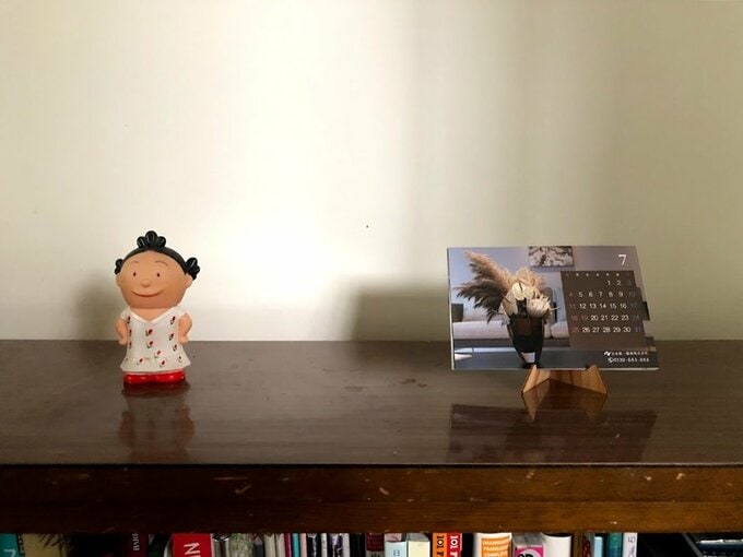 置物の隣にカレンダー