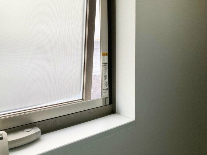 三方クロス巻きの窓とサッシの結露