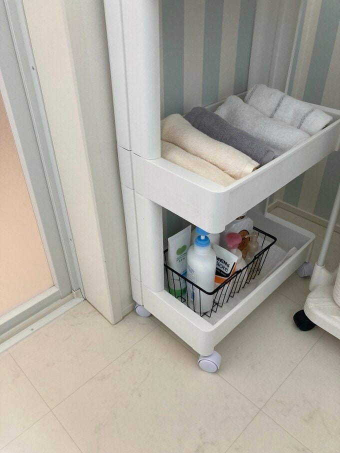シャンプー類を収めた、脱衣室のワゴン
