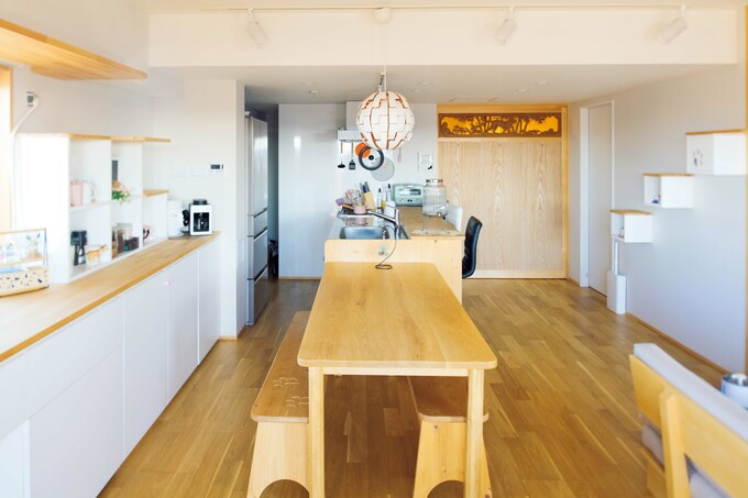 ダイニングテーブルやベンチもオリジナル