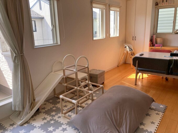 窓から自然光が降り注ぐリビング