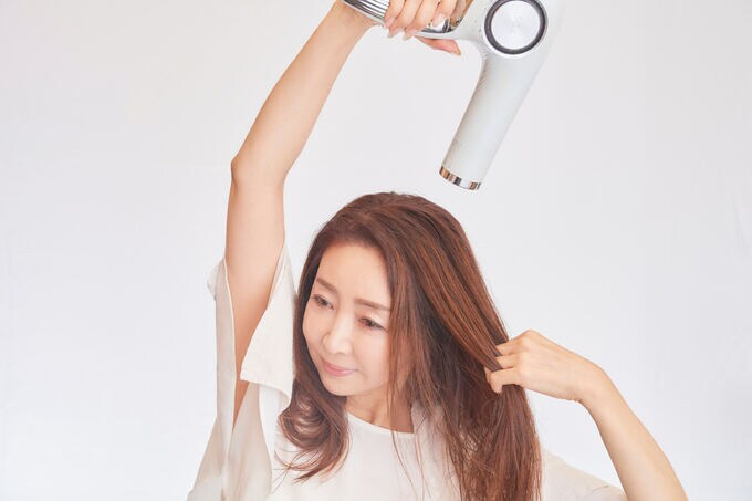 髪を乾かす女性
