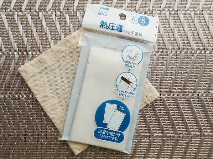 「熱圧着パウチ容器」(110円)商品サイズ(約):縦9×横5cm 容量(約):5ml 材質:PET、ポリエチレン 枚数:20枚入