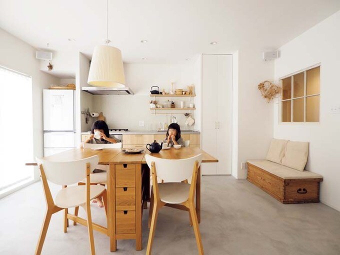 モールテックス仕上げのダイニングキッチンでくつろぐ子どもたち